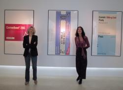 Laurence Koblinger and Fleur Christine Vitale in front of "The Last Supper" by Damien Hirst *© Fleur Christine Vitale, 2013